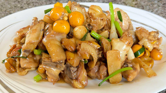 黄皮果焖鸡的制作方法