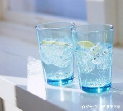 蓝色玻璃杯有毒吗