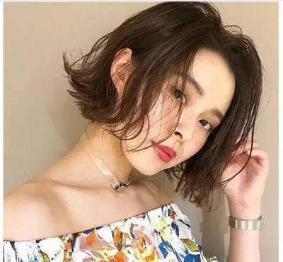 齐肩短发怎么用卷发棒
