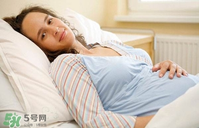 怀孕初期吃多了就想吐