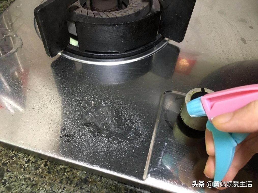 小苏打粉擦厨房