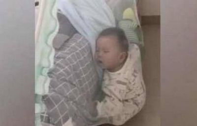 一般小孩子几个月会爬