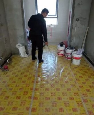 贴完地板砖需要洒水吗