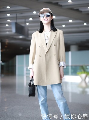 女杏色西装搭配