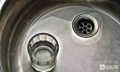 顶楼厨房下水道下水时冒泡