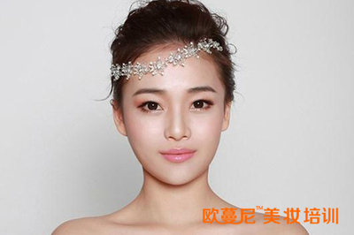 学化妆多久可以考证