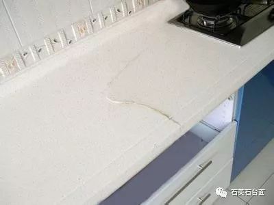 厨房石英石台面和墙缝隙