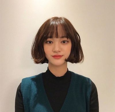 短发发型女学生圆脸