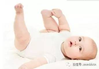 小宝宝多大开始吃手