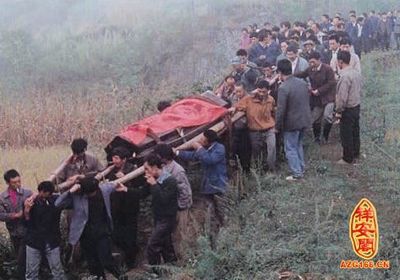 做梦自己和别人抬死人