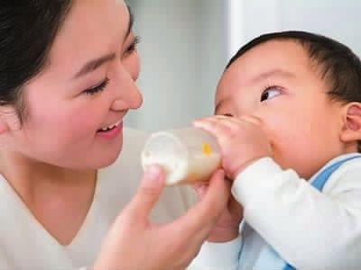 刚出生的宝宝奶粉怎么冲