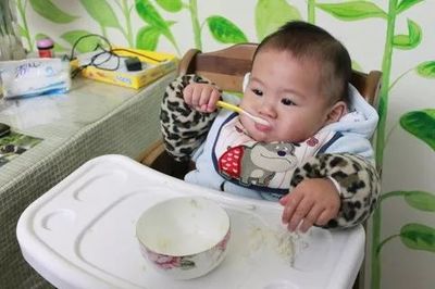 一岁孩子一天吃几顿饭