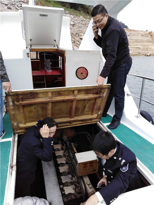 验船师登船检查机舱电气