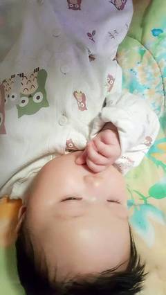 三个月宝宝吃手怎么办