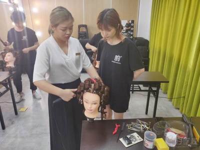 温州学化妆的学校