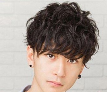 短烫发男
