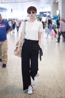 白鞋子怎么搭配衣服