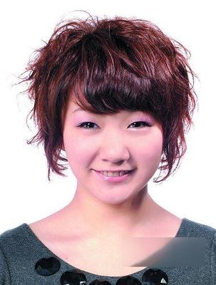圆脸短发烫发发型