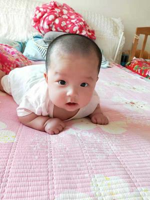 三个月宝宝抬头标准图