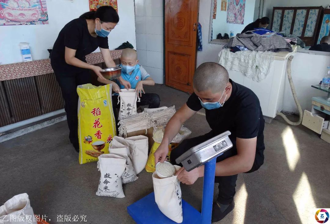 梦见自己被装在棺材里
