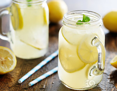柠檬水可以空腹喝吗?经常喝柠檬水是伤胃还是养胃?