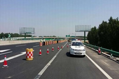 高速不按规定车道行驶