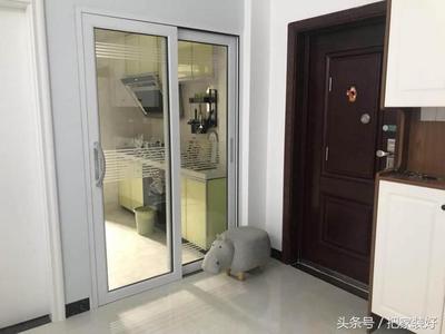 进门右边是厨房装修图