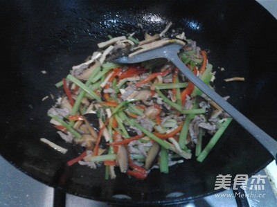 香菇芹菜炒肉丝的功效