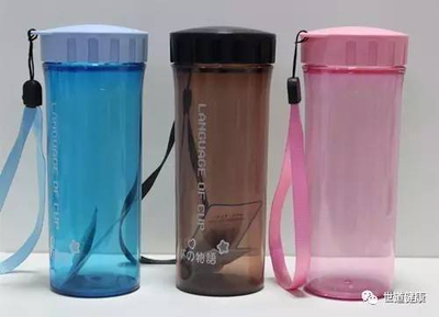 塑料杯子装热水