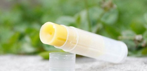 如何用蜂蜜做唇膏