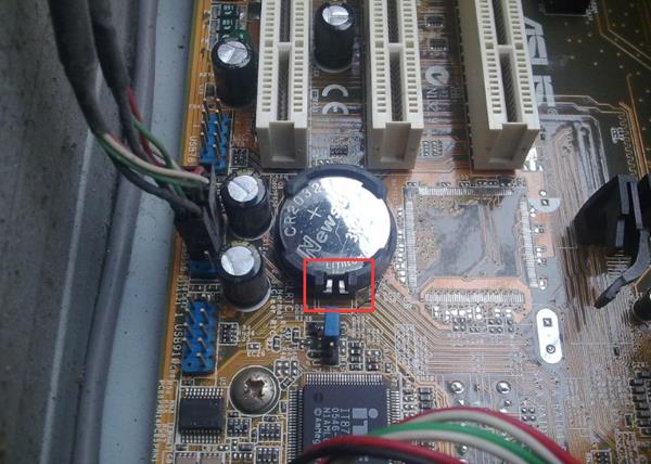 電腦紐扣電池拔掉