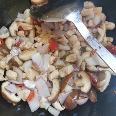鸡肉香菇洋葱的做法