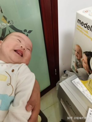 婴儿几个月能看见人