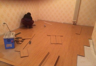 贴地板需要墙固么