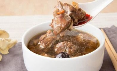 猪蹄和鸡肉一起炖香菇