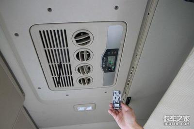 挂式空调手动开关在哪