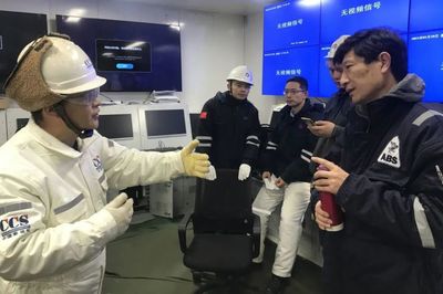 他是深海一号的主任验船师