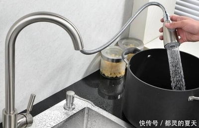 厨房水到处都是