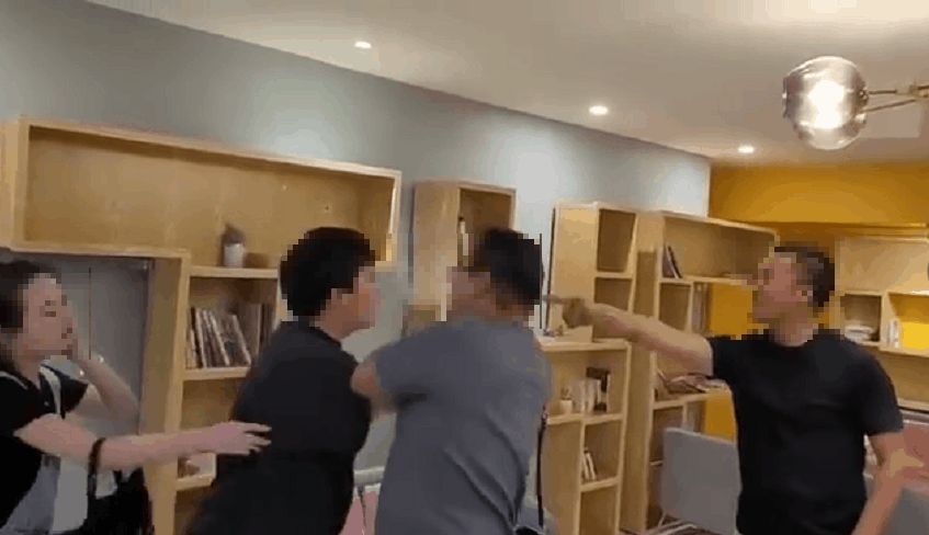 女儿出国留学妈妈被人欺负