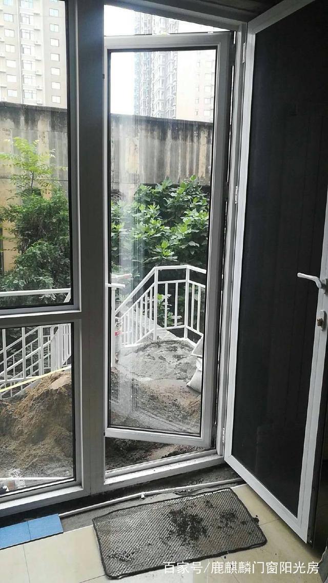 带窗户的一体门