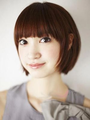 女人圆脸短发发型