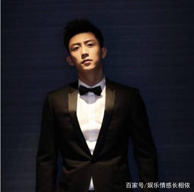 穿西装什么发型
