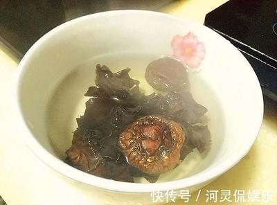 干香菇煮鱼汤的做法