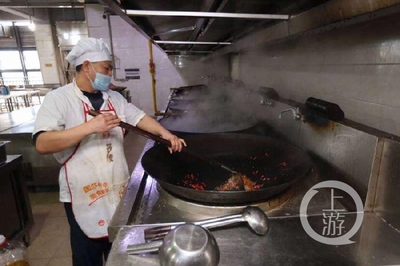 厨房师傅炒菜
