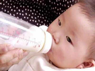 刚满月婴儿一天吃多少奶粉正常吗