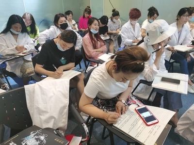 好的美容学校学费多少