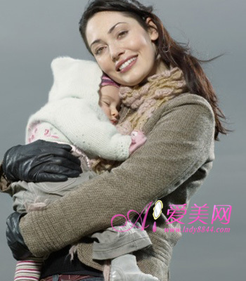 一个月大的婴儿老是吐奶怎么回事