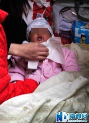 一个月大的婴儿老是吐奶怎么回事