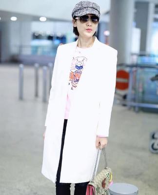 粉红的衣服配什么帽子