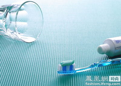 用牙膏摸痘痘